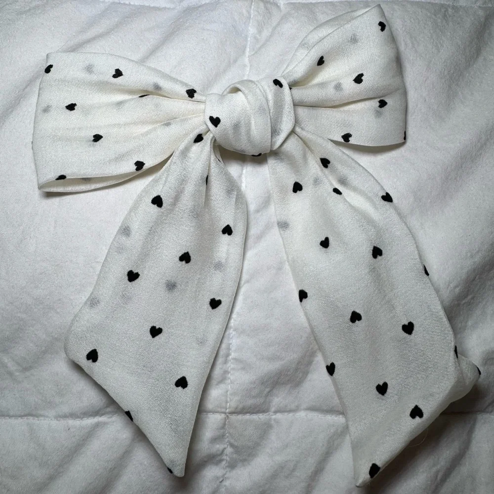 Women’s hair accessories white with black hearts bow